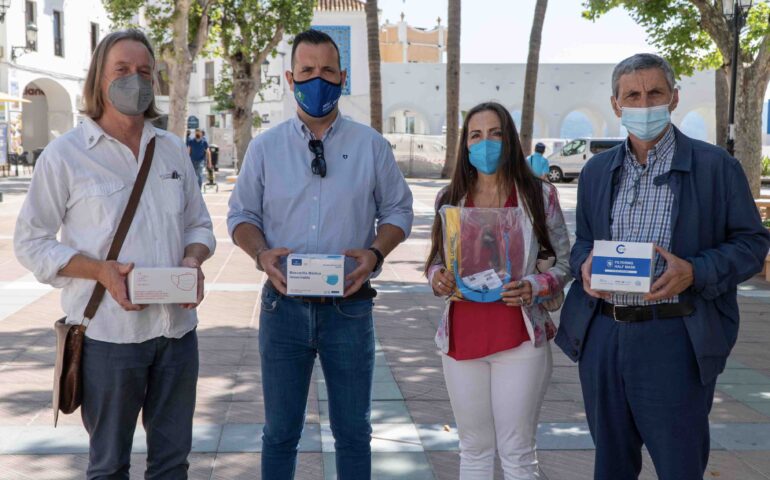 Mascarilla del Club de Leones a empresarios Nerja