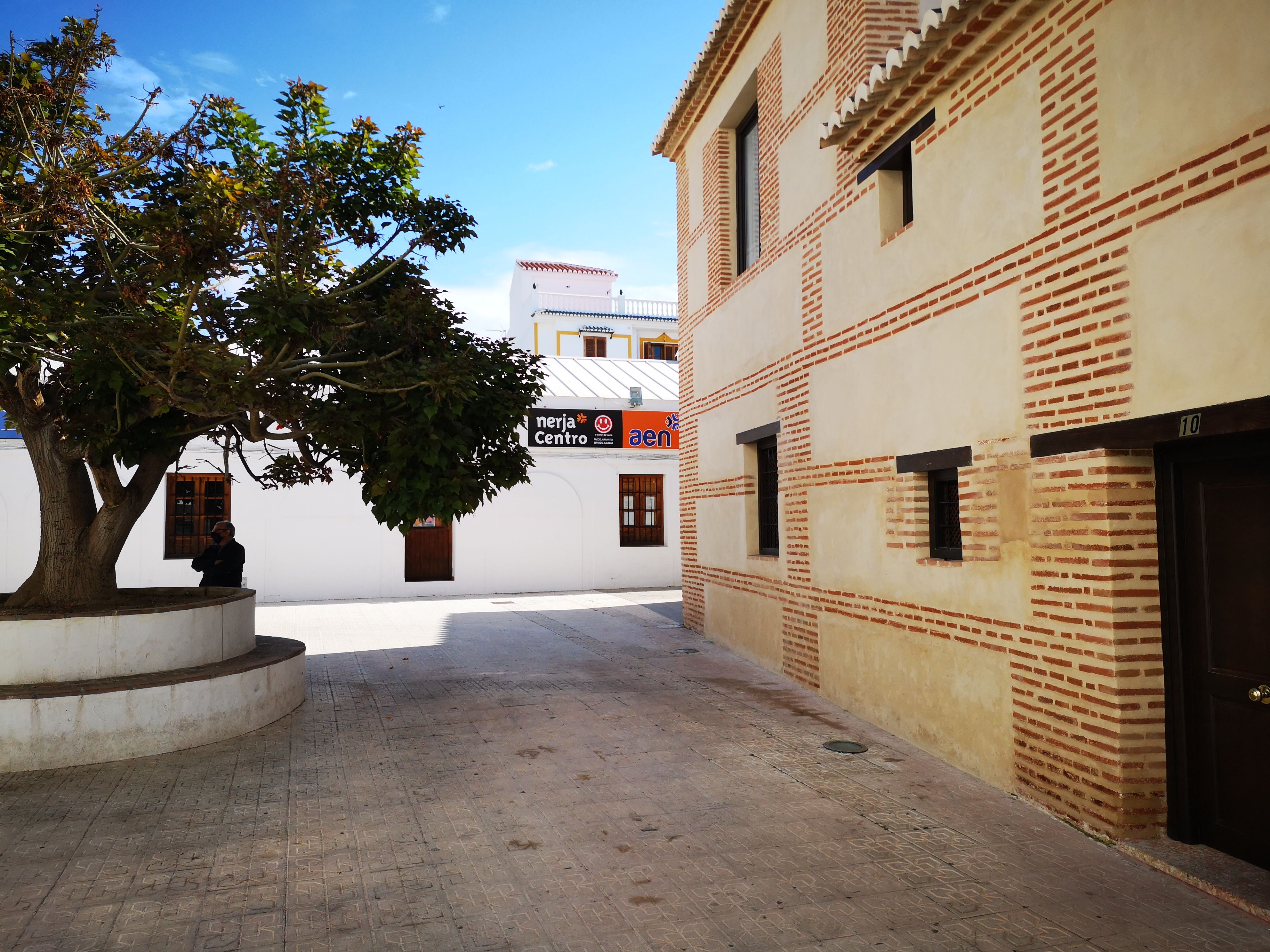 NUEVO CARTEL FACHADA DE OFICINA AEN Y NERJA CENTRO.